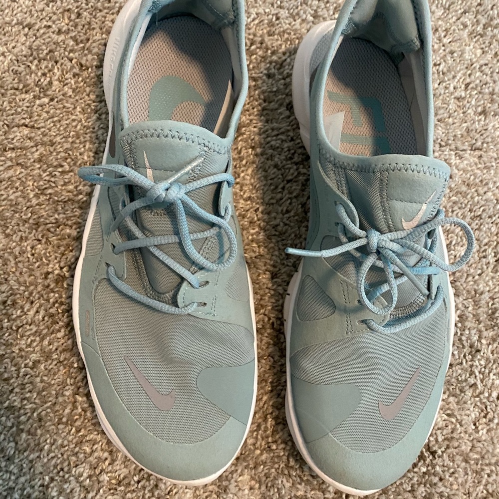 Nike tennis shoes size 10.5